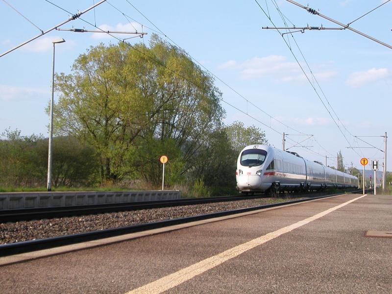 ICE-T von Berlin nach München durchfährt Küps, 04.05.2006.