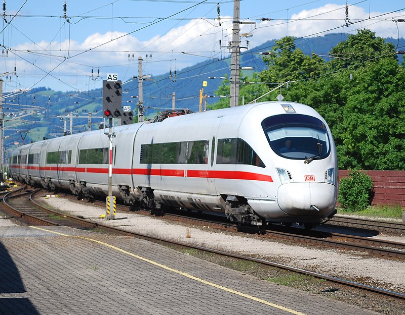 ICE-T braust durch Hohenems seinem noch weit entfernten Endbahnhof Wien-West entgegen (29.5.2009)