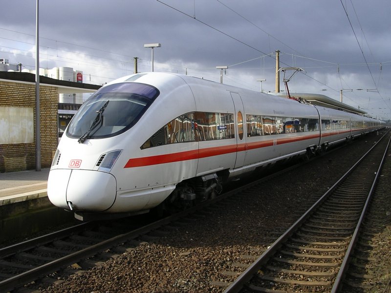 ICE-T Doppel 411/415 ,der 411er mit Namen  Hansestadt Stralsund 
als ICE 27 von Dortmund Hbf. nach Wien West im Bochumer Hbf.,
Gleis 3.(29.03.2008)