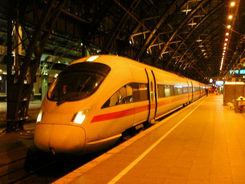 ICE-T  Freie und Hansestadt Hamburg  mit TK 411 512-7 als ICE 23
Dortmund - Wien West in Kln Hbf,Wagenreihung 611-5,712-3,812-1,212-4,112-6 und am Ende 411 012-8. (07.09.2008)