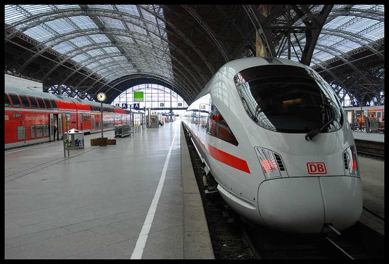 ICE T Im Bahnhof Leipzig-Hbf Links S10 Nach Halle/Saale.
P.S.Hier Duftet Der Hauptbahnhof,Als Ob Noch Dampfloks Verkehren.11.08.07