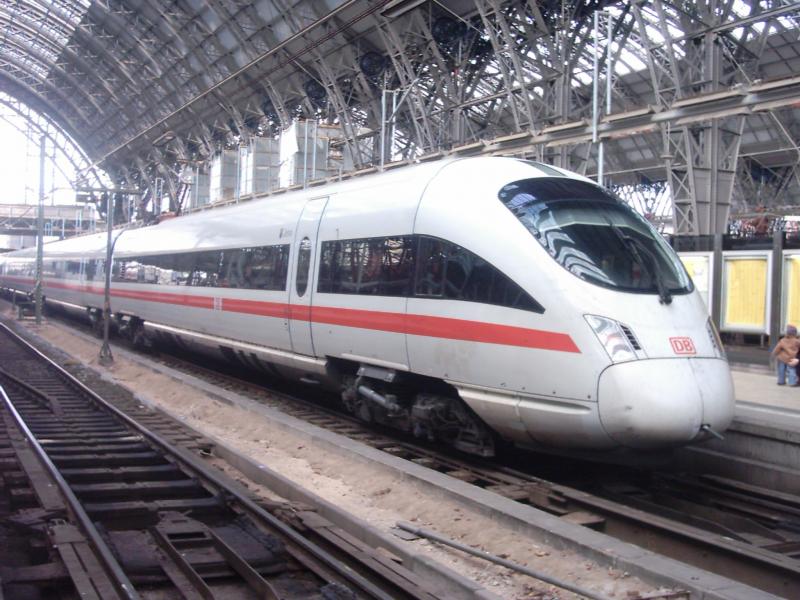 ICE-T  Jena  wartet am 09.04.2005 in Frankfurt(M)Hbf auf die Abfahrt nach Dresden.