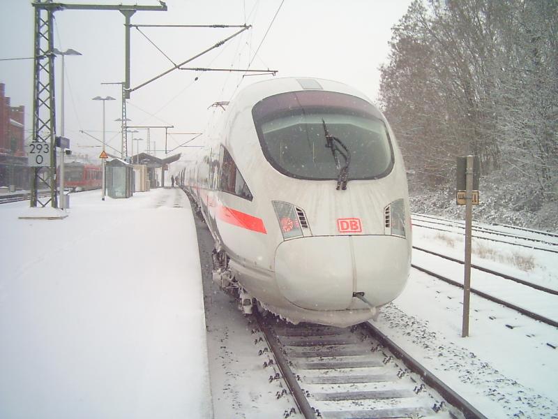 ICE-T von Leipzig nach Dsseldorf in Warburg(Westf) am 27.02.2005, links im Bild RE 17 nach Hagen Hbf.