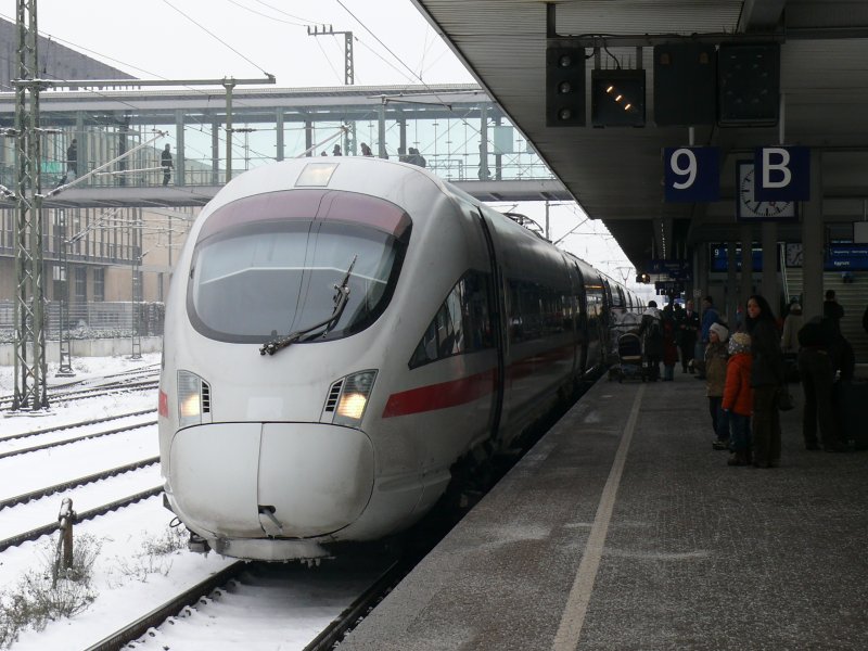 ICE-T mit dem ICE 27 nach Wien Westbhf bei der Zwischenstation in Regensburg Hbf, 5.01.2009