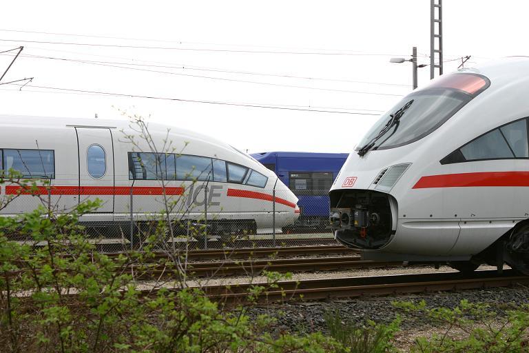 ICE-T mit  groem Bruder . Im Hintergrund eine Straenbahn