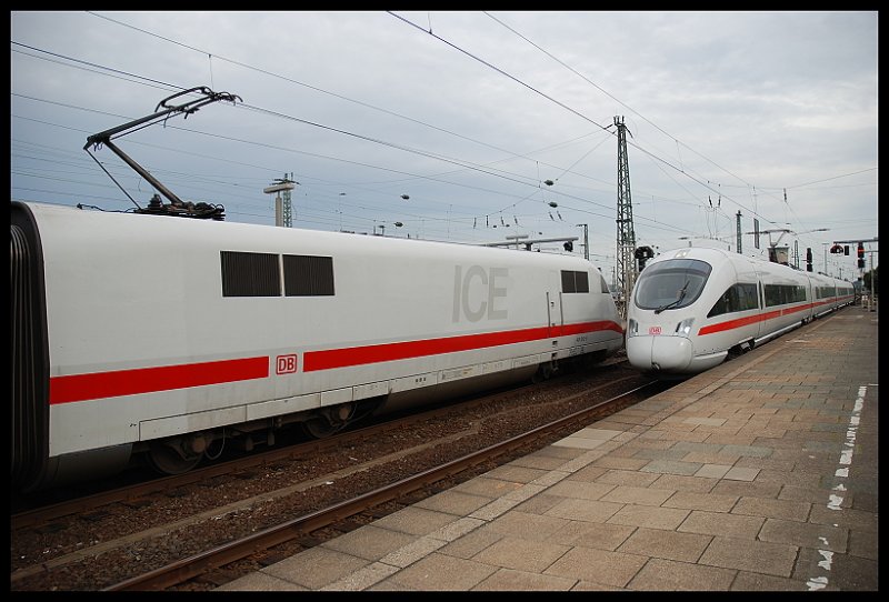 ICE T Mit ICE 1611 Wird In Hamburg-Altona Bereitgestellt Ziel Ist Leipzig/Mnchen.Links Steht ICE 1 Mit ICE 787 Nach Mnchen-Hbf ber Wrzburg-Hbf,Nrnberg-Hbf,Ingolstadt-Hbf 19.08.07