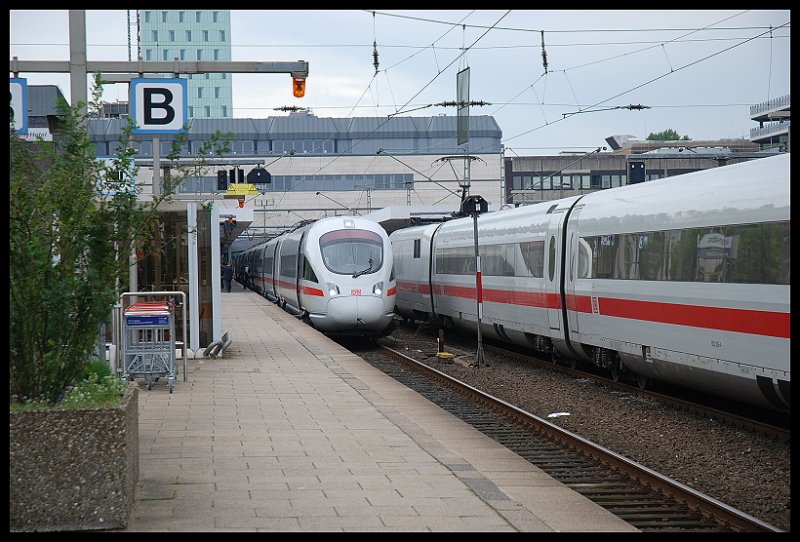 ICE T Mit ICE 1611 Im Bahnhof Hamburg-Altona Ziel Ist Leipzig/Mnchen.Rechts Steht ICE 1 Mit ICE 787 Nach Mnchen-Hbf ber Wrzburg-Hbf,Nrnberg-Hbf,Ingolstadt-Hbf 19.08.07