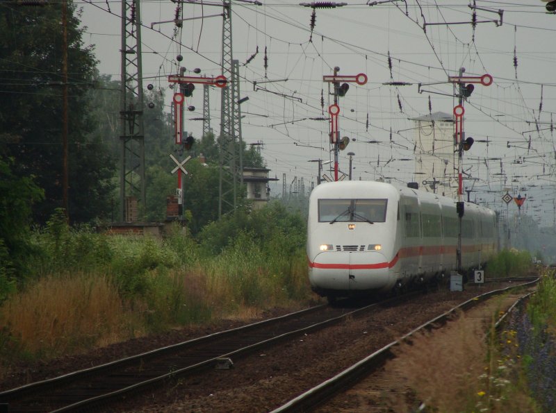 ICE-Taufe in Altenburg am 27.06.2009. Der Star des Tages rollt aus Richtung Leipzig heran. Gestartet ist der Zug in Berlin, whrend der Fahrt fand im Zug ein Skatturnier statt.