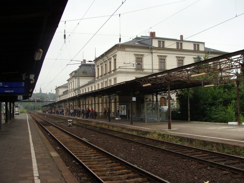 ICE-Taufe in Altenburg. Der Bahnsteig 1 ist schon gut gefllt, alle warten gespannt auf die Ankunft des ICE aus Berlin. Leider sieht der Bahnhof stellenweise sehr heruntergekommen aus. Fotografiert am 27.06.2009