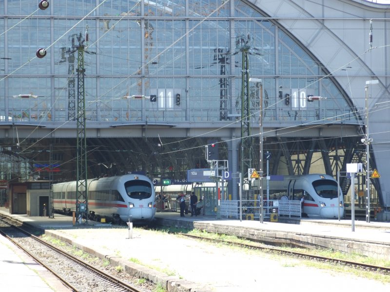 ICE-Treff in Leipzig Hbf. Dieses  Spektakel  kann man 2x die Stunde tgl. beobachten. Hier steht ICE 1003 auf Gleis 11 nach Mnchen Hbf,  am selben Bahnsteig gegenber  steht ICE 1558 nach Wiesbaden Hbf.
Gleis 10a, dessen Anzeigetafel zu sehen ist, ist ein Stumpfgleis auerhalb der Bahnhofshalle.
Aufgenommen am 7.8.08 in Leipzig Hbf, vom Bahnsteig 12/13 aus.