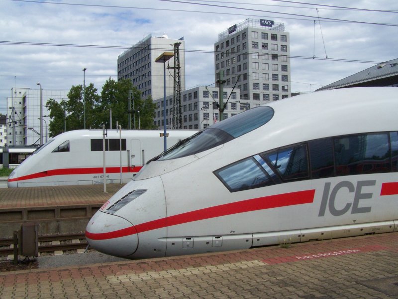 ICE-Treff in Mannheim Hbf. Im Hintergrund: ICE-1 nach Berlin-Ostbahnhof. im Vordergrund: ICE-3 nach Mnchen Hbf.
Aufgenommen im August 2007.