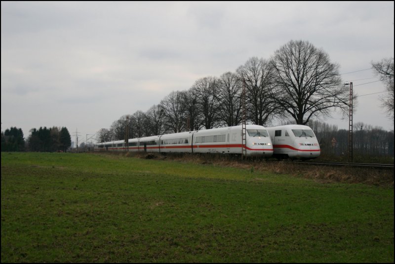 ICE Treffen bei Bnen: 402 003  Cottbus/Chosebuz  fhrt als ICE 650 von Berlin Ostbahnhof nach Kln und trifft den 402 021  Lbbenau/Spreewald  als ICE 559 von Bonn Hbf nach Berlin Ostbahnhof. (14.12.07)