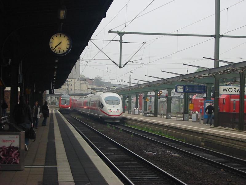 ICE Trifft RB. Hier treffen sich der ICE3 von Mainz Hbf nach Mannheim Hbf und die Regionalbahn von Heidelberg nach Mainz Hbf.