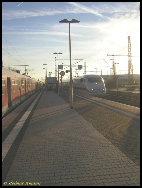 ICE trifft S-Bahn: 420 788 und 420 235 standen am 03.02.2007 als S7 nach Frankfurt am Main-Hauptbahnhof abfahrbereit am Endbahnhof Riedstadt-Goddelau, als ein ICE1 durch den Bahnhof fuhr. Belichtungstechnisch war die Aufnahme etwas schwierig, bitte um Rckmeldungen - auch kritischer Art, falls es nicht gefllt - aus meiner Sicht erscheint das Ergebnis akzeptabel, obwohl der ICE im Schatten ist.