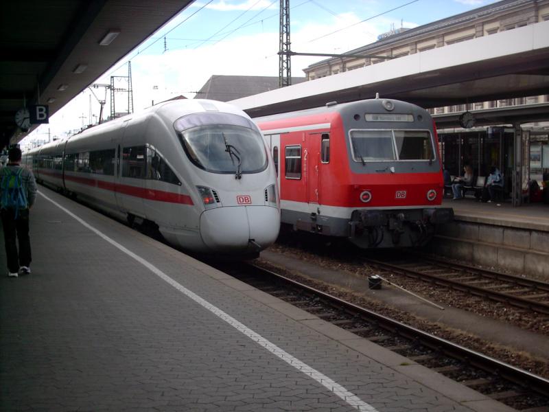 ICE-T(verlsst Nrnberg Hbf)und S-Bahn-Steuerwagen in Nrnberg Hbf am 21.08.04.