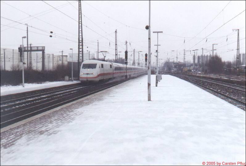 ICE im verschneiten Bahnhof Wunstorf