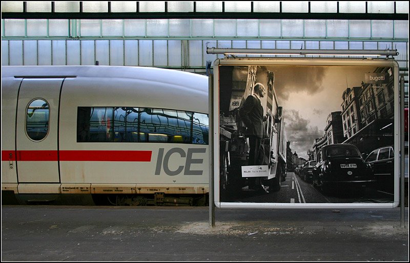 ICE und Werbung - 

... so gesehen im Stuttgarter Hauptbahnhof. 

22.09.2005 (M)