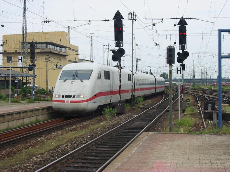 ICE1 bei der Einfahrt von Mannheim Hbf und die zwei Ausfahrsignal von Gleis 3 und 4.