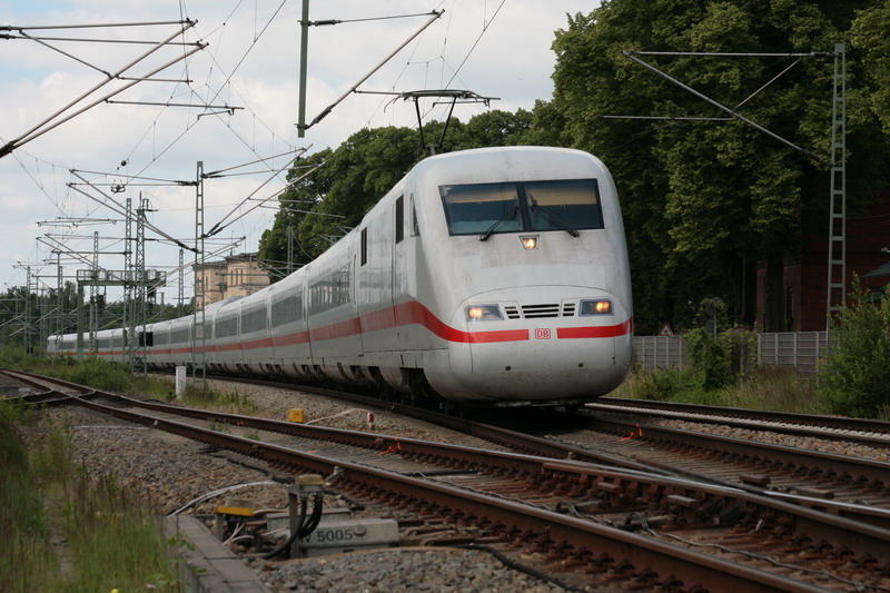 ICE1 von Hamburg nach Berlin passiert Hagenow ohne halt. 17.06.2009