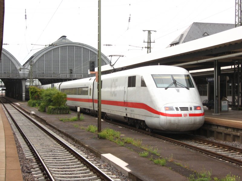 ICE1 (ICE 79) zur Weiterfahrt nach Zrich steht am 7.8.07 im HBF Karlsruhe.
