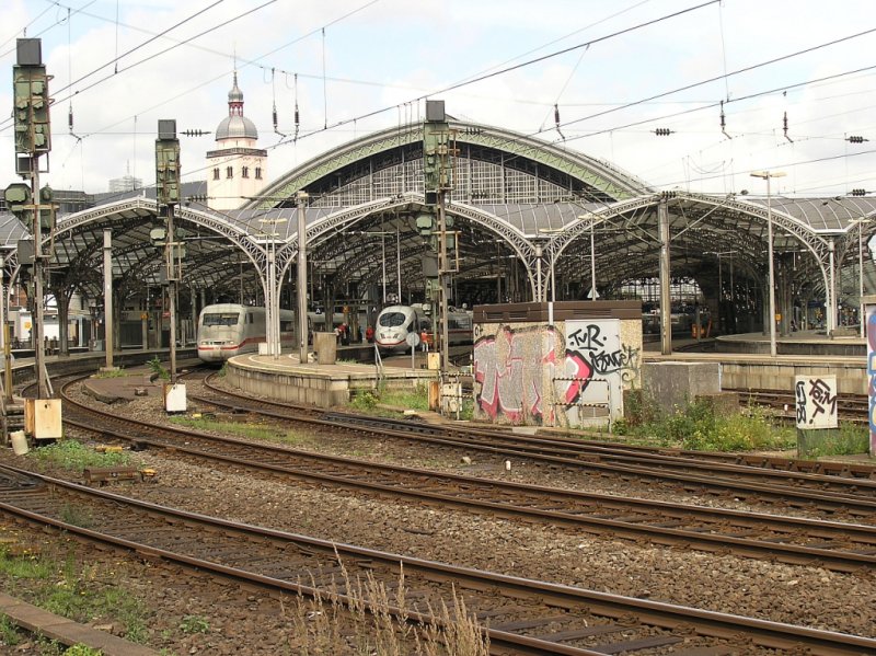 ICE1 und ICE3 stehen am 22.7.2009 im Klner Hauptbahnhof zur Ausfahrt bereit.