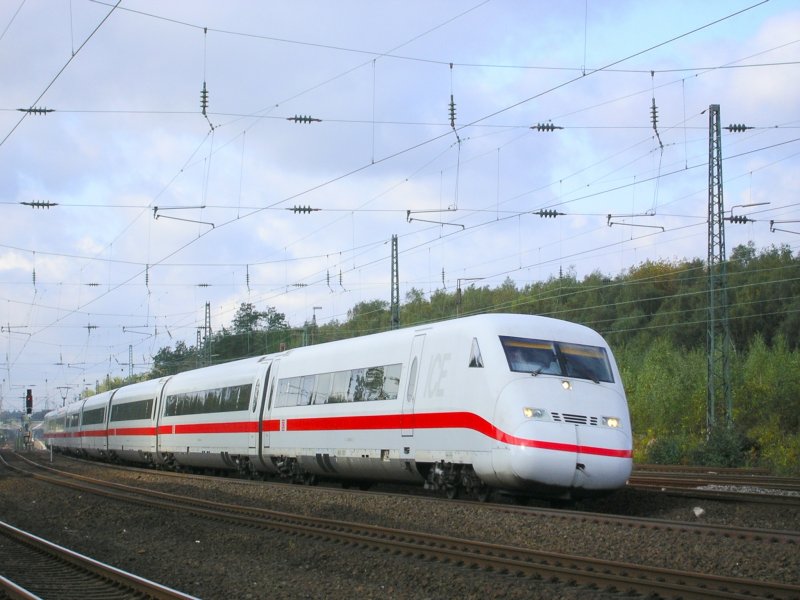 ICE2 als ICE 547 von Kln-Bonn Flughafen nach Berlin Ostbahnhof,
vorne Steuerwagen 808 025,im Schub der TK 402 025.(02.10.2008)