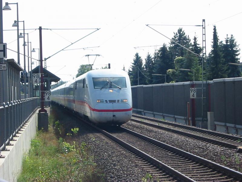 ICE2 bei der Durchfahrt von Limburgerhof am 17.8.2005