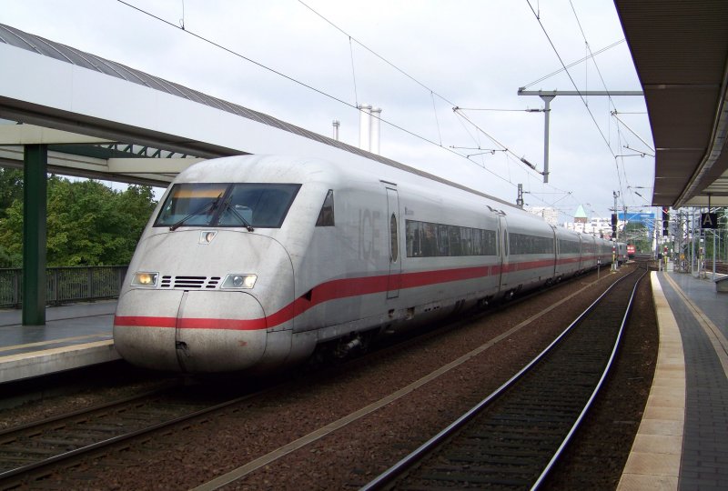 ICE2  Bochum  kommt hier frh am 11.07.2009 in den Berliner Ostbahnhof eingefahren mit dem ICE 841 aus Hannover Hbf. 11.07.2009