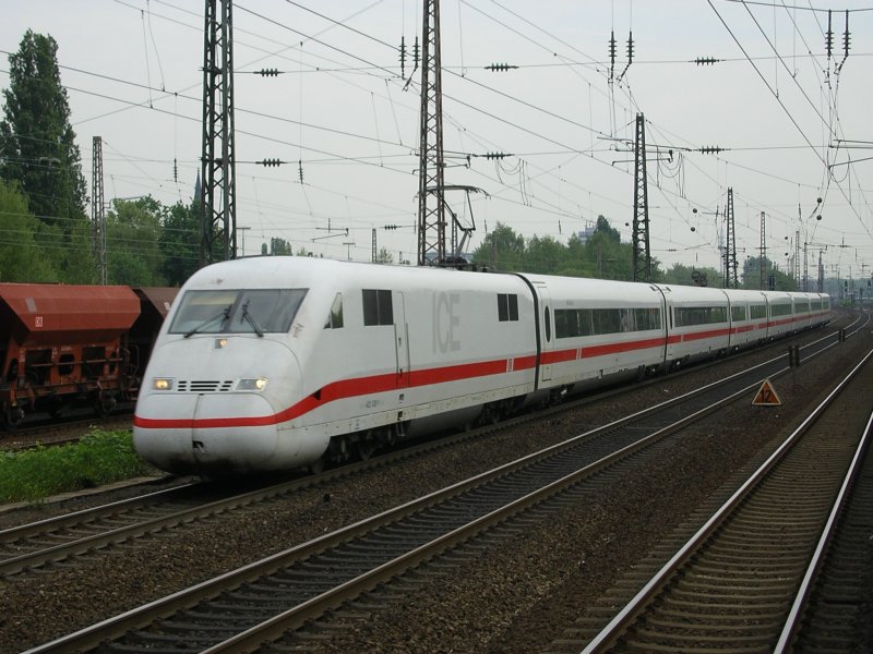 ICE2  Delitzsch  mit TK 402 030-1 von Berlin Ostbahnhof nach 
Kln/Bonn Flughafen in BO Ehrenfeld.(15.05.2008) 