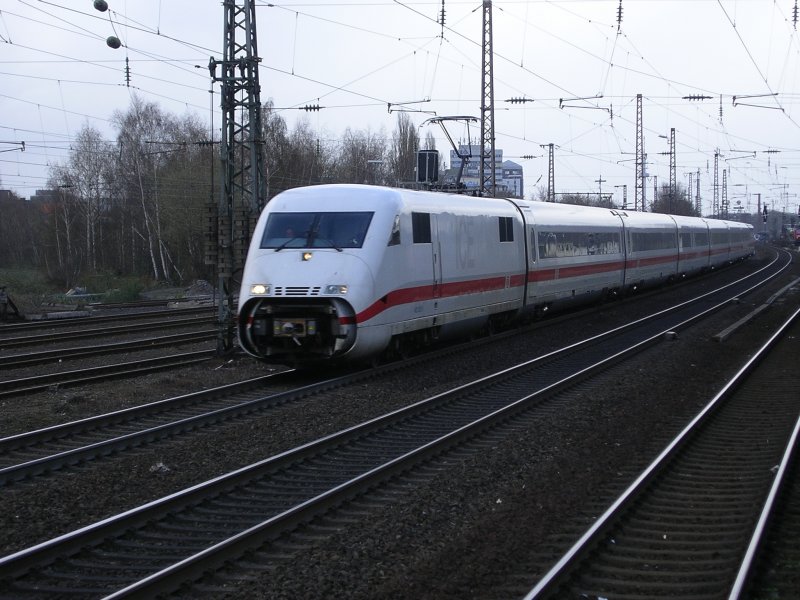 ICE2  Grlitz  mit offener Bugklappe von Berlin Ostbahnhof nach Kln/Bonn Flughafen verlsst Bochum Hbf.(29.03.2008) 