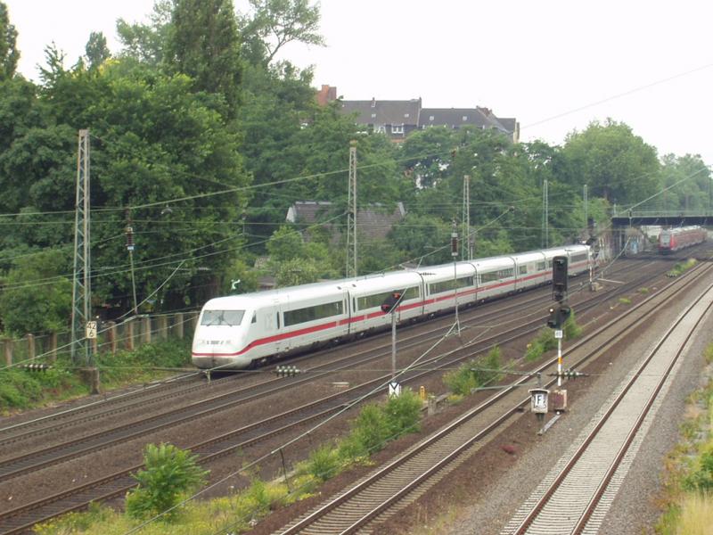 ICE2 von Kln/Bonn Flughafen nach Dsseldorf Flughafen kommend von Dsseldorf Hbf im Juni 2005 in Derendorf bei der Durchfahrt.