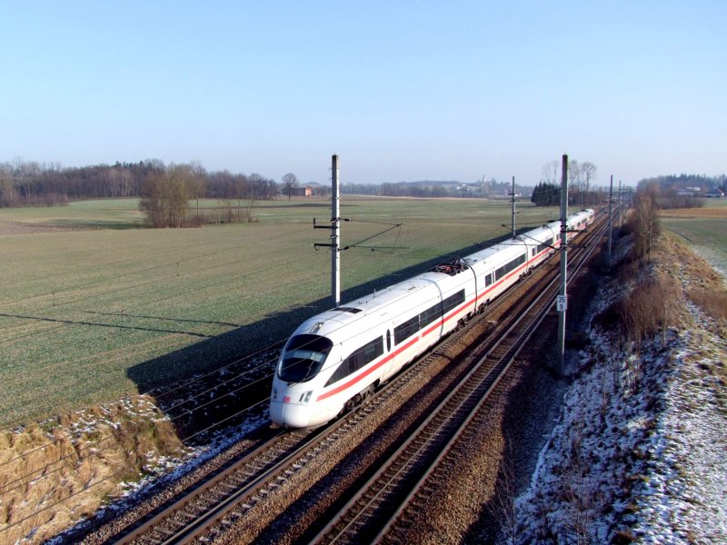 ICE28 ist zwischen Neumarkt/Kallham u. Riedau nach Passau-Hbf unterwegs; 081229