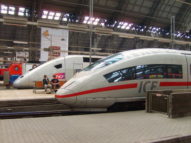 ICE3 406 (NS-Hispeed) nach Amsterdam C und TGV-POS nach Paris Est in Frankfurt am Main. 02.10.09