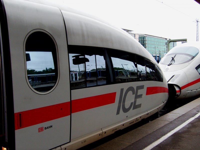 ICE3 610 (hintere) und ICE3  Freiburg im Breisgau  (vordere). Im Stuttgarter Hbf zur weiterfahrt nach Dortmund, 13.09.08