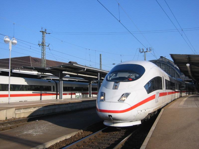 ICE3 an Gleis 3 in Karlsruhe Hbf, aufgenommen am 15.01.2005. 
