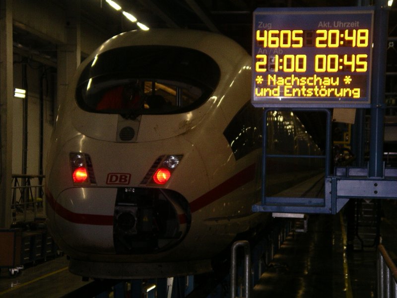 ICE3 in Arbeit.
Die Zge werden im Werk Dortmund regelmig gewartet. Dies findet  nachts statt, da die Zge tagsber im Einsatz sind. Daher war auch die ffentliche Werksbesichtigung, bei der die Bilder entstanden, erst spt abends am 25.01.2005.

