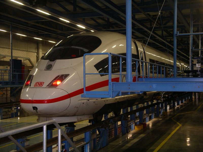 ICE3 in Arbeit.
Die Zge werden im Werk Dortmund regelmig gewartet. Dies findet  nachts statt, da die Zge tagsber im Einsatz sind. Daher war auch die ffentliche Werksbesichtigung, bei der die Bilder entstanden, erst spt abends am 25.01.2005.

