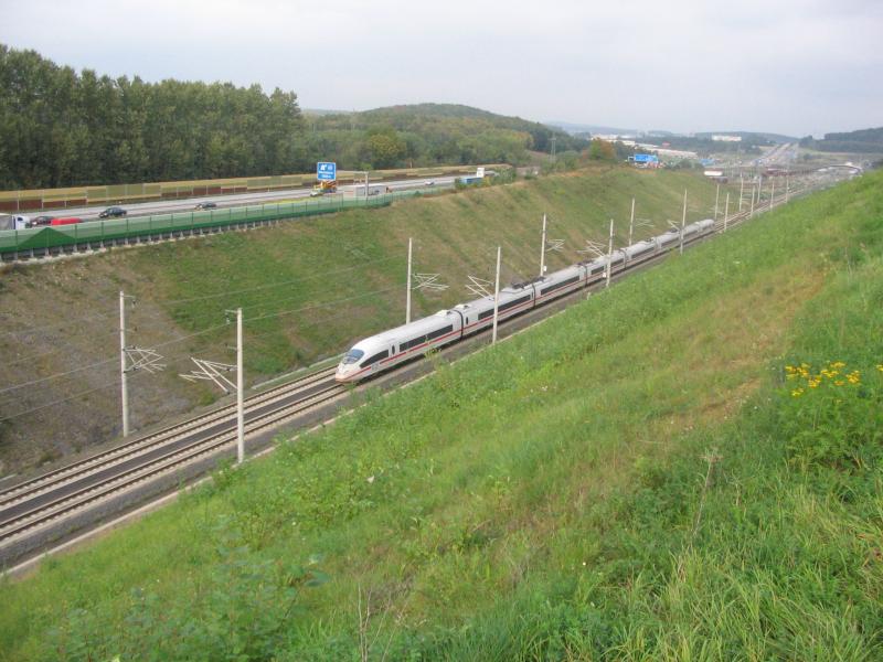 ICE3 aus in Richtung Frankfurt kurz vor dem halt in Montabaur. Im hintergrund erkennt man die Autobahn 3.