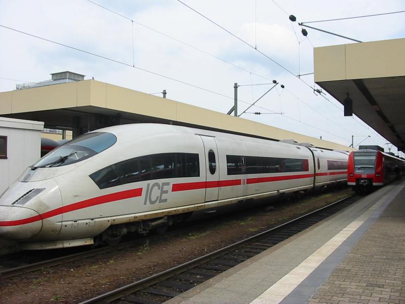 ICE3 bei der Aufahrt von Mannheim und daneben ET425.