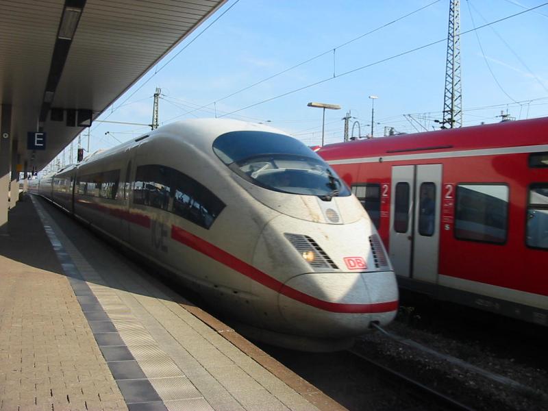 ICE3 bei der Einfahrt von Mannheim Hbf. Rechts eine abfahrende ET425.2.