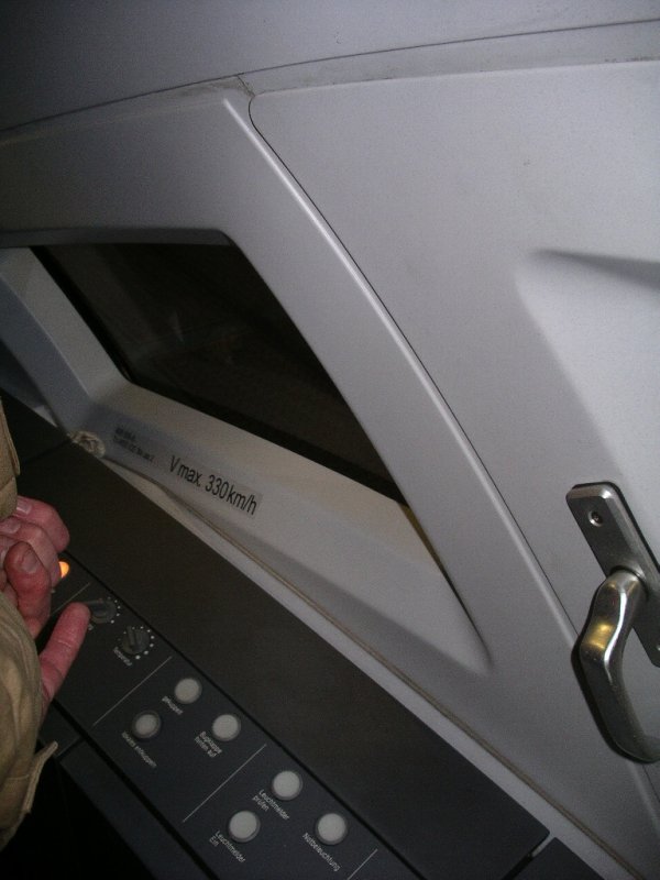 ICE3: Da stehts im Cockpit: Vmax 330 km/h.
Die Zge werden im Werk Dortmund regelmig gewartet. Dies findet  nachts statt, da die Zge tagsber im Einsatz sind. Daher war auch die ffentliche Werksbesichtigung, bei der die Bilder entstanden, erst spt abends am 25.01.2005.

