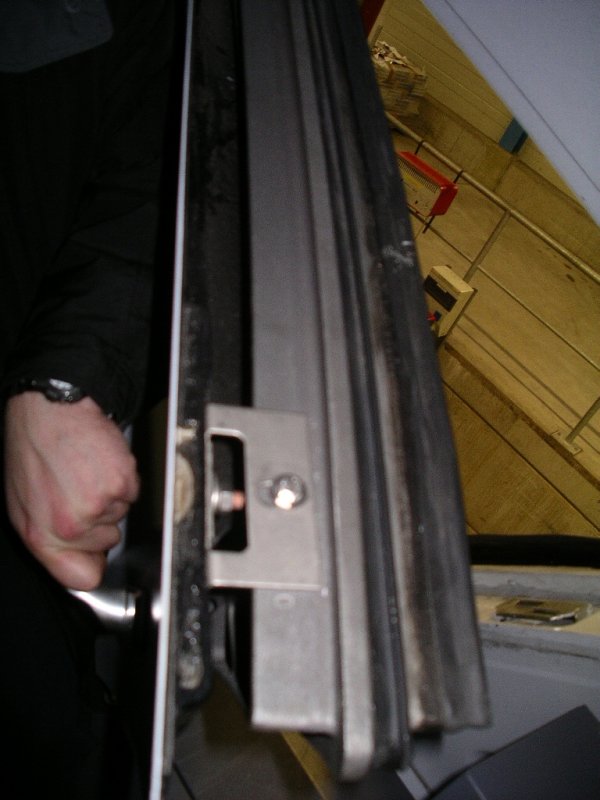 ICE3: Diese Scheiben im Cockpit sollten wohl auch der Wrmeschutzverordnung entsprechen. Vor allen aber mssen sie natrlich auch bei Hchstgeschwindigkeit druckdicht und sicher sein.
Die Zge werden im Werk Dortmund regelmig gewartet. Dies findet  nachts statt, da die Zge tagsber im Einsatz sind. Daher war auch die ffentliche Werksbesichtigung, bei der die Bilder entstanden, erst spt abends am 25.01.2005.

