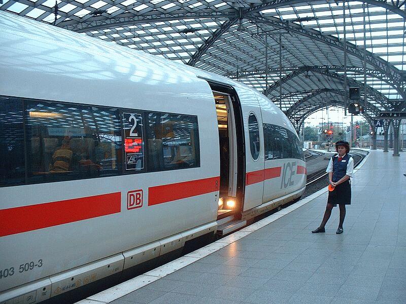 ICE3 nach Frankfurt / Main ber die Neubaustrecke abfahrbereit am 04.09.2002 in Kln Hbf.