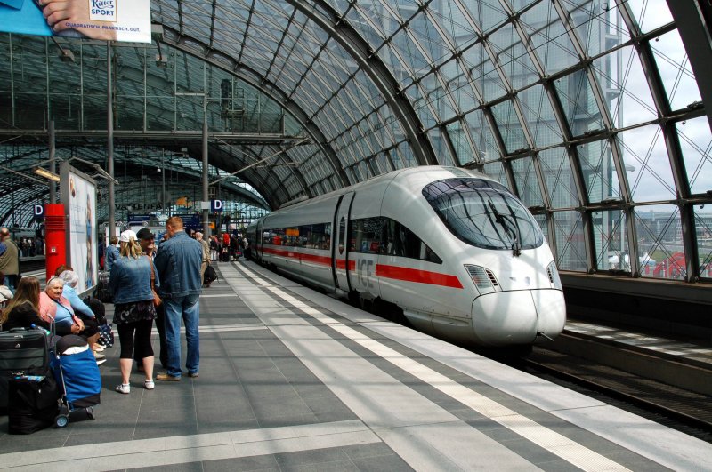 ICE38/381 sind am 11.07.09 in Berlin Hbf angekommen und warten nun auf die Weiterfahrt zur Abstellanlage.