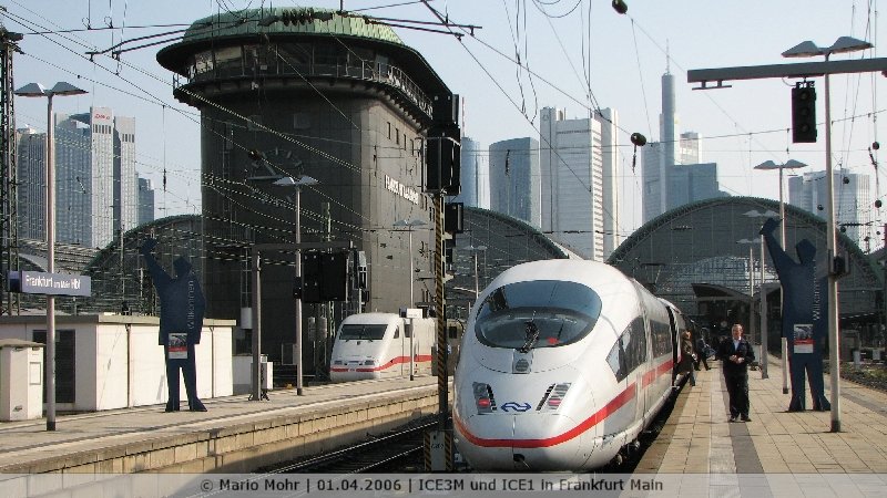 ICE3M und ICE1 stehen in Frankfurt Main vor der Skyline
