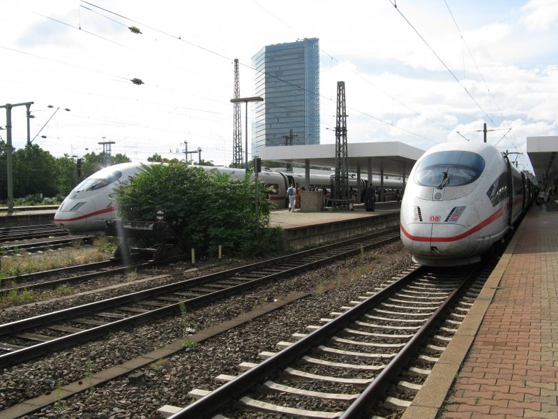 ICE611 von Dortmund Hbf nach Mnchen Hbf und rechts ICE104 von Basel SBB nach Amsterdam Centraal.Am 01.08.08 beim Halt in Mannheim Hbf.