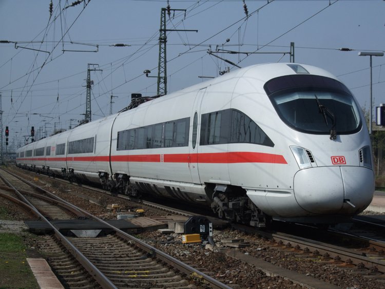 ICE72232 von Berlin S�dkreuz nach Hamburg-Altona kurz nach der Ankunft im Bahnhof Stendal.(11.04.09)