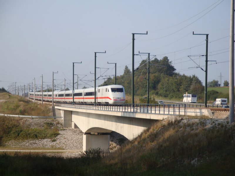 ICE789 von Hamburg-Altona auf der Fahrt nach Mnchen Hbf, berquert gerade den Main-Donau-Kanal auf der Schnellfahrstrecke Nrnberg-Ingolstadt. 20.09.20009