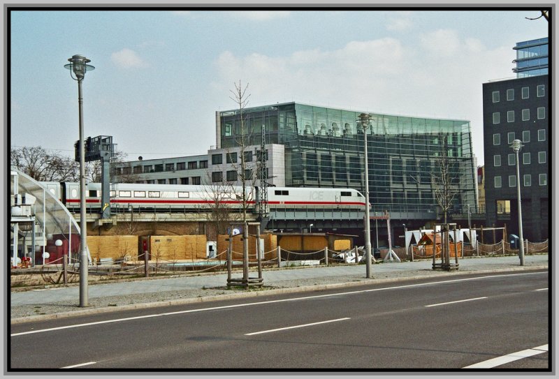 ICE976 kommt von Basel SBB und rollt nach dem Halt im Hauptbahnhof Berlin ber die Stadtbahn zum Endbahnhof Berlin Ostbahnhof.