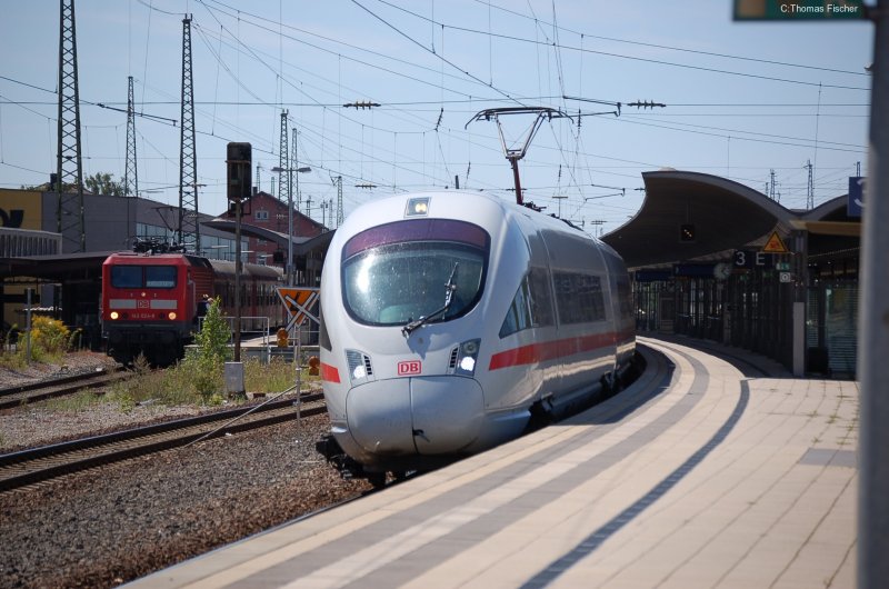 ICE_T 411 X von Mnchen nach Rostock im Bhf Lichtenfels. Auf Gl 1 steht die 143 024 mit RB nach Coburg